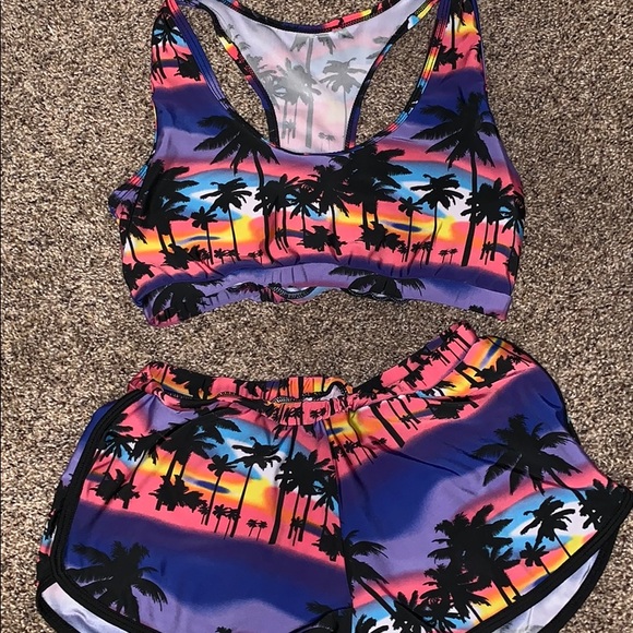 Sports bra and matching shorts - Picture 1 of 1